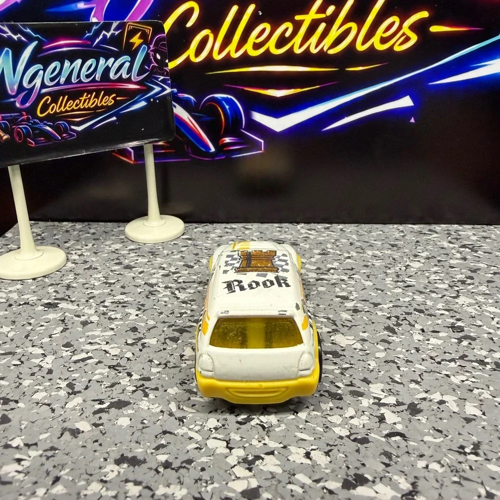 Hot Wheels Fandango White Yellow Rook Chess Series 2001 Die-cast SUV 1:64 Scale